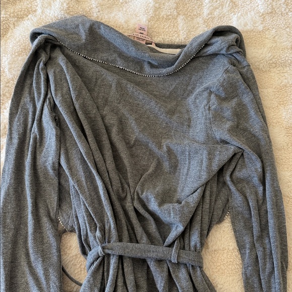 VS Robe - Picture 5 of 7